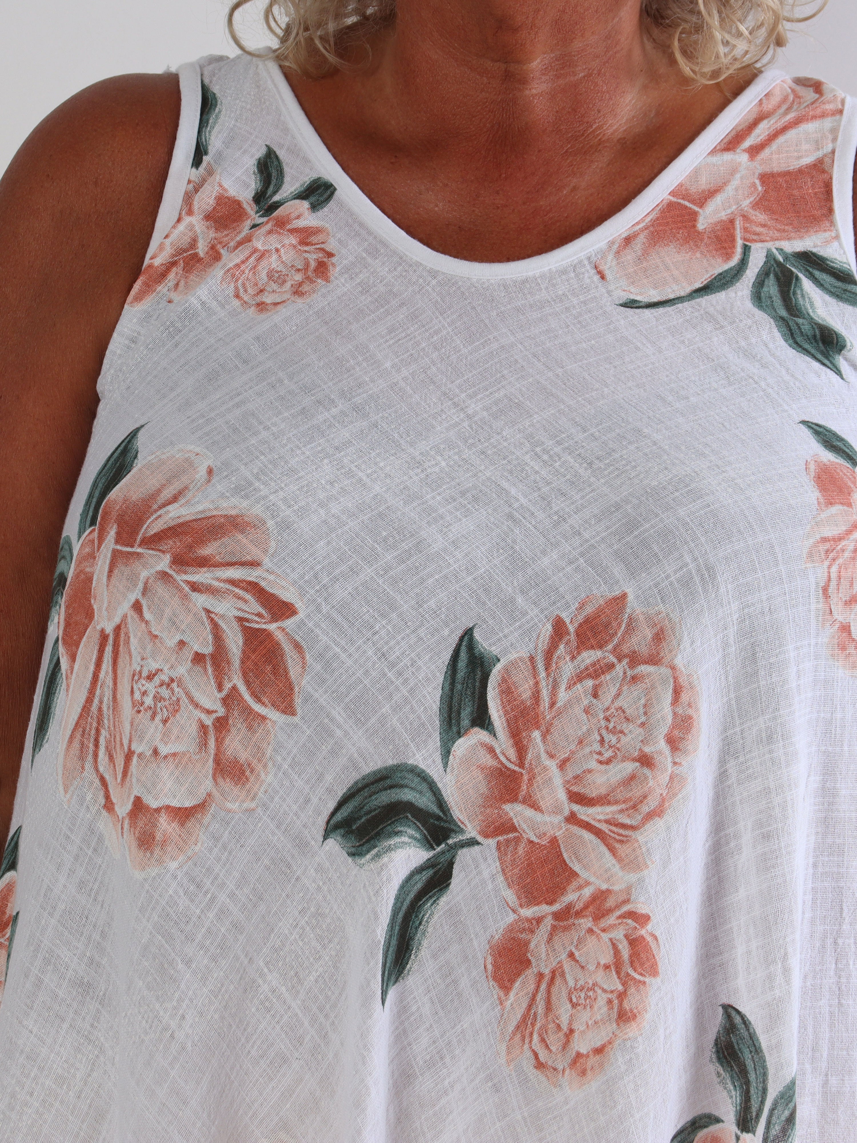 Safina - Plus size sommerkjole i hørlignende bomuld med rosemotiver